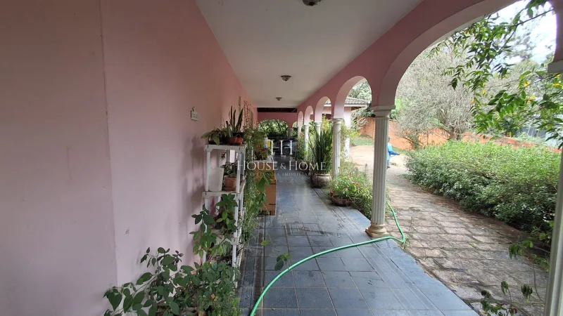 Charmosa Chácara com 4 dormitórios cercada de muito verde e tranquilidade