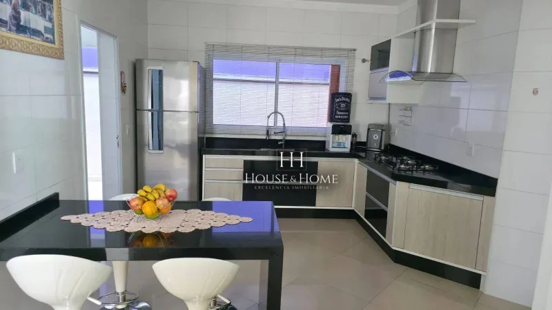 Casa Térrea, com Piscina á Venda 3 Suítes, no bairro Jd. Europa II, em Indaiatuba/SP.