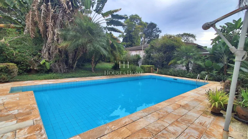 Charmosa Chácara com 4 dormitórios cercada de muito verde e tranquilidade