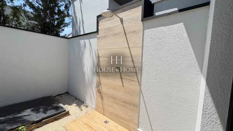 Casa térrea com piscina em condomínio fechado