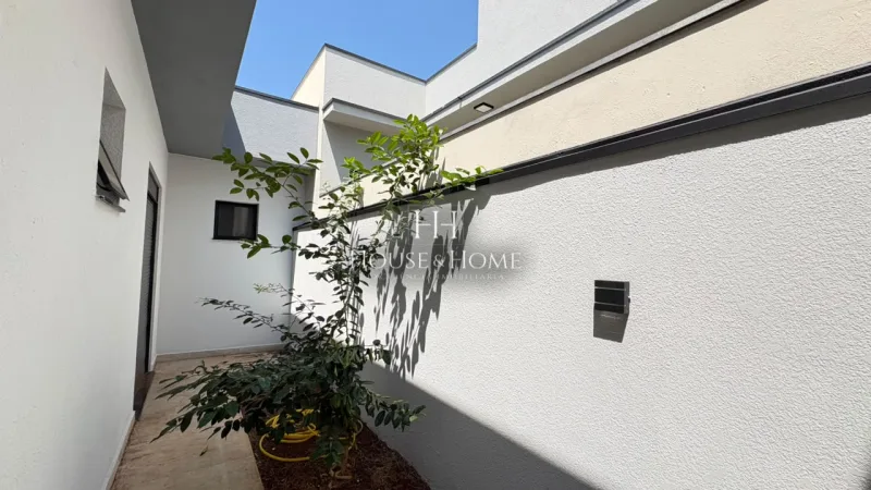 Casa térrea com piscina em condomínio fechado