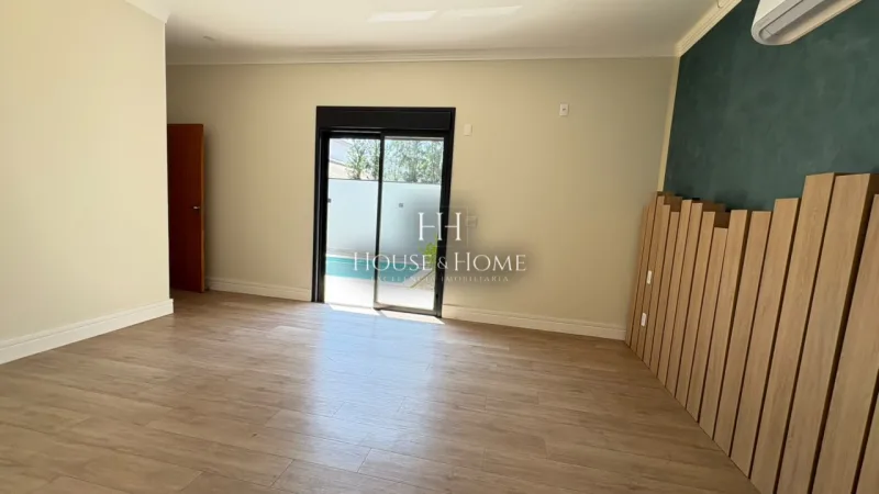 Casa térrea com piscina em condomínio fechado