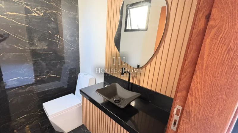 Casa térrea com piscina em condomínio fechado