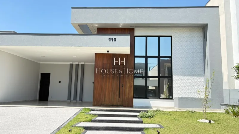 Casa térrea com piscina em condomínio fechado