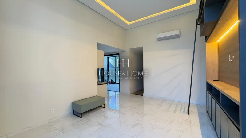 Casa térrea com piscina em condomínio fechado