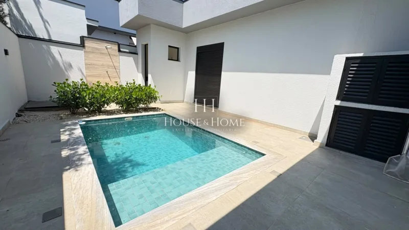 Casa térrea com piscina em condomínio fechado