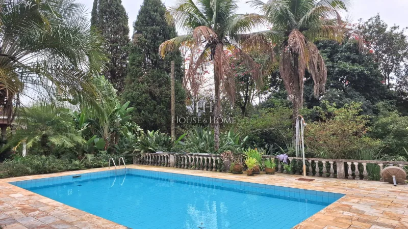 Charmosa Chácara com 4 dormitórios cercada de muito verde e tranquilidade