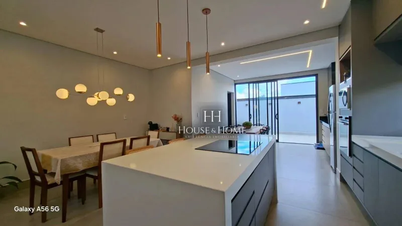 Sobrado á Venda , 3 Quartos, sendo 1 suíte e 2 demi-suites, no condomínio Vila Paraty, em 